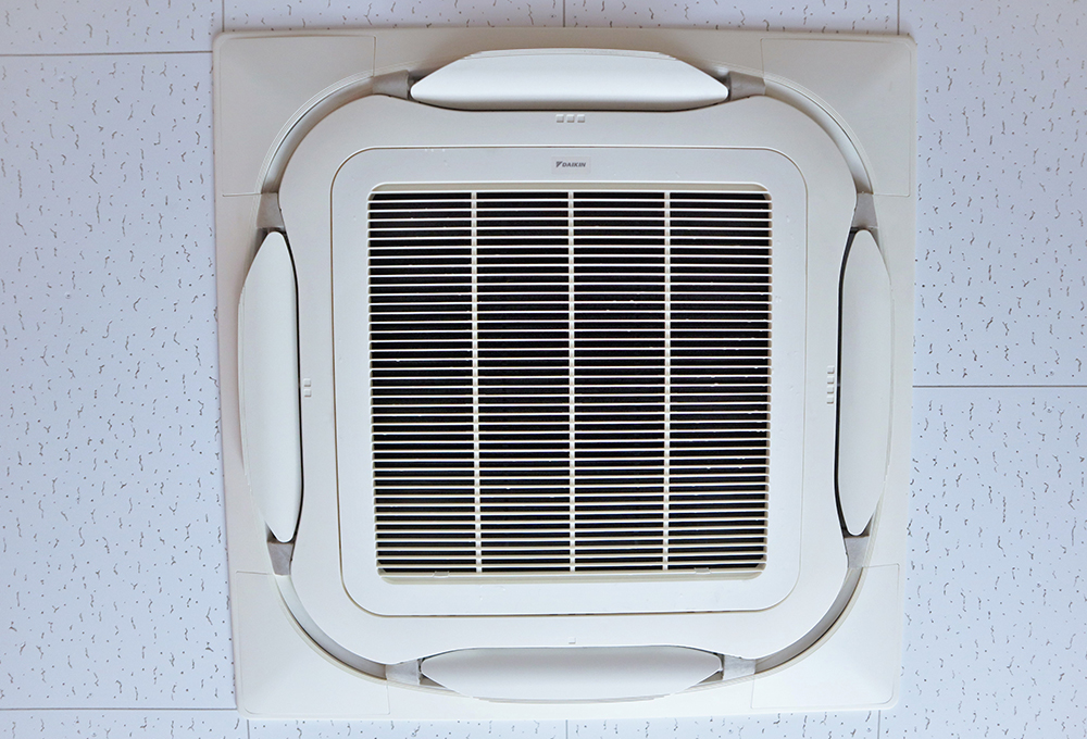 天井埋込カセット型 4方向エアコンをクリーニング！ | 株式会社