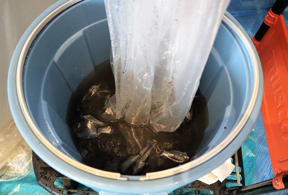 洗い流された水は汚れと共に洗浄カバーを伝いバケツの中へ。 バケツの水は見事に真っ黒です！