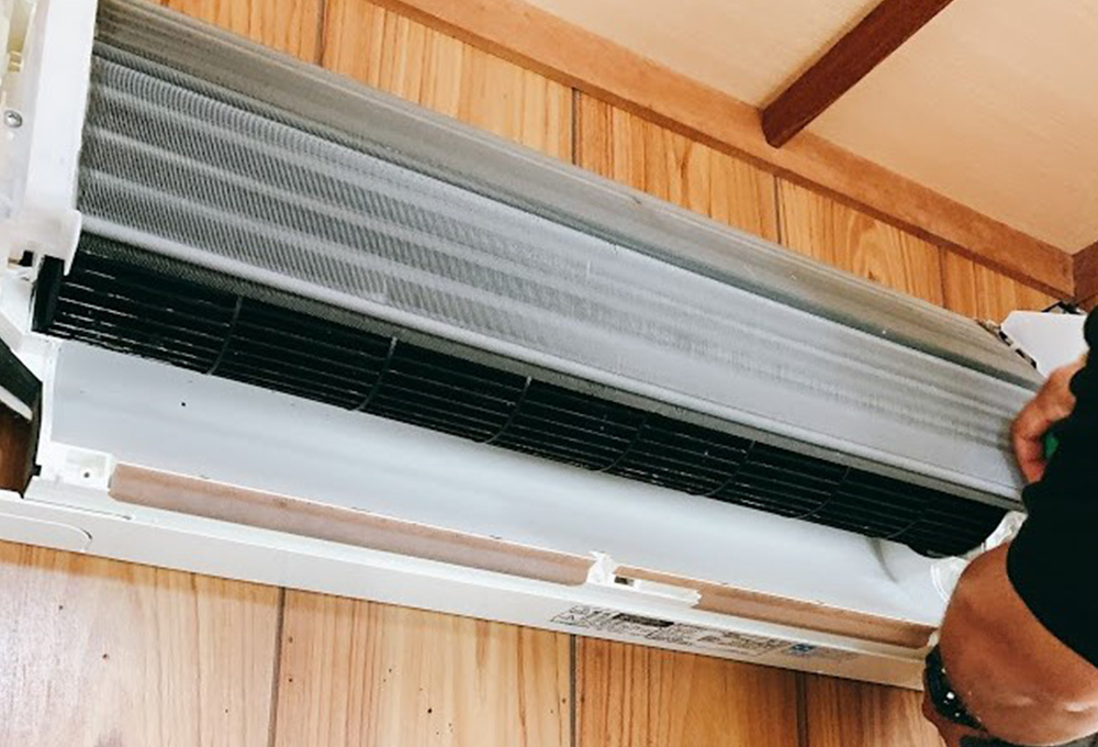 家庭用ルームエアコンでお馴染みの壁掛形エアコンのファンは、室内に向けて幅広い風を送り出すファンです。