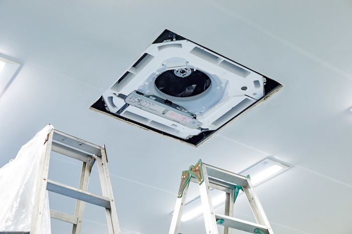 業務用エアコンの清掃に最適な時期と実施すべき頻度