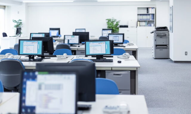 窓のないオフィスの換気問題を解決！法定換気量を維持しながら換気する方法や工事について解説