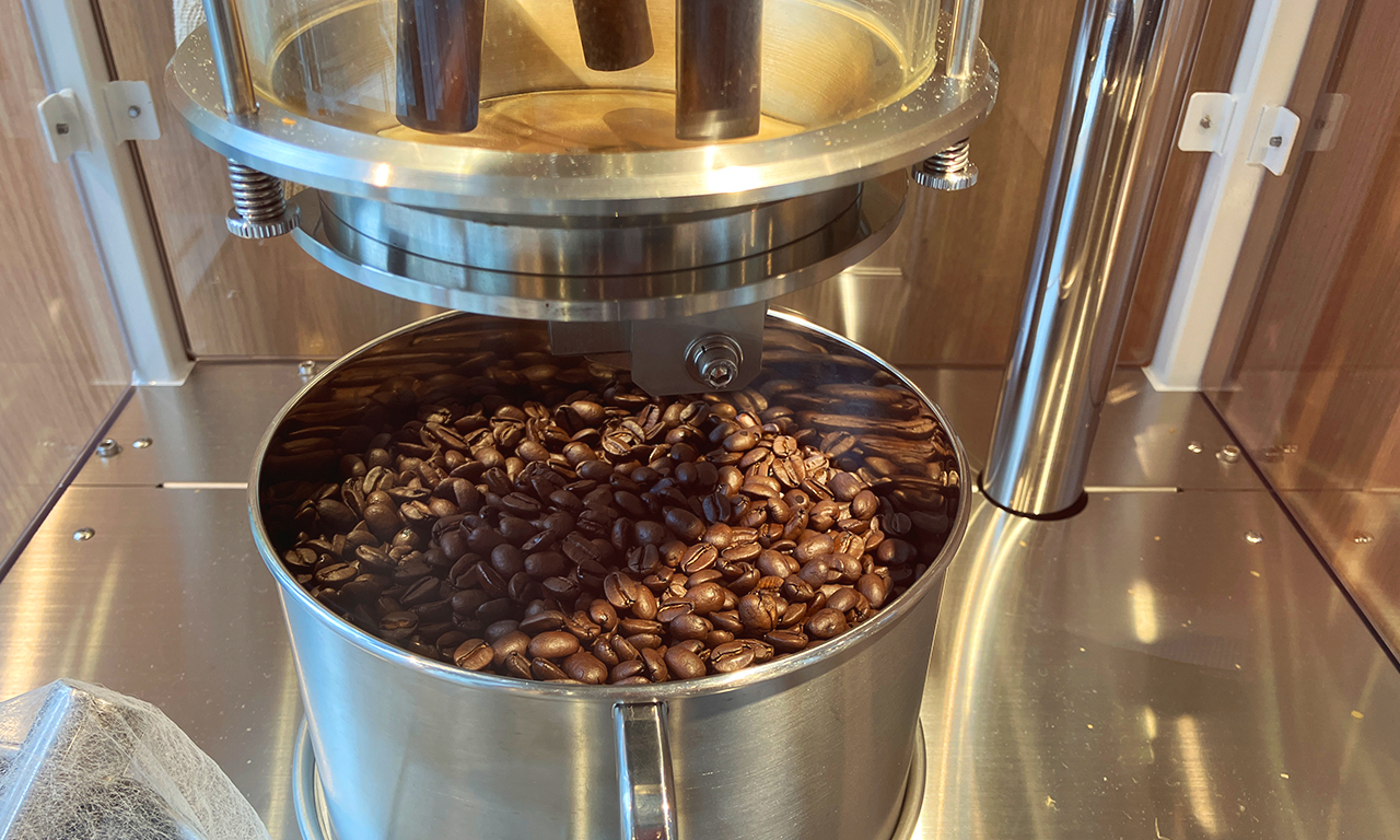 焙煎されたコーヒー豆が！ 心なしかふっくらしているような気がします。 焙煎の様子は見ることができませんでしたが、タイミングが良ければ動いているところに出くわしそうです。 