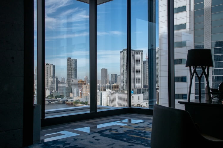 オフィスの窓際の寒暖差に困ってませんか？寒暖差の原因や対策方法を解説