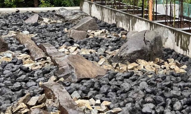 自然石と溶岩石を組み合わせた現代的な石庭デザイン