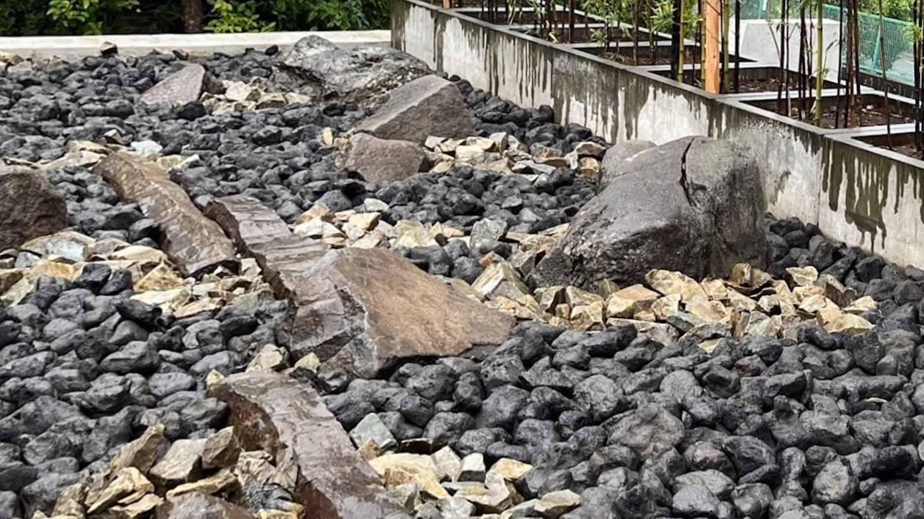 自然石と溶岩石を組み合わせた現代的な石庭デザイン