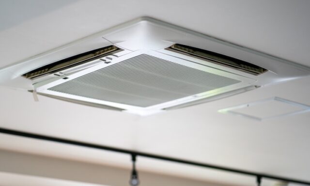 業務用エアコンの寿命と入替時期とは?法定耐用年数や減価償却についても解説