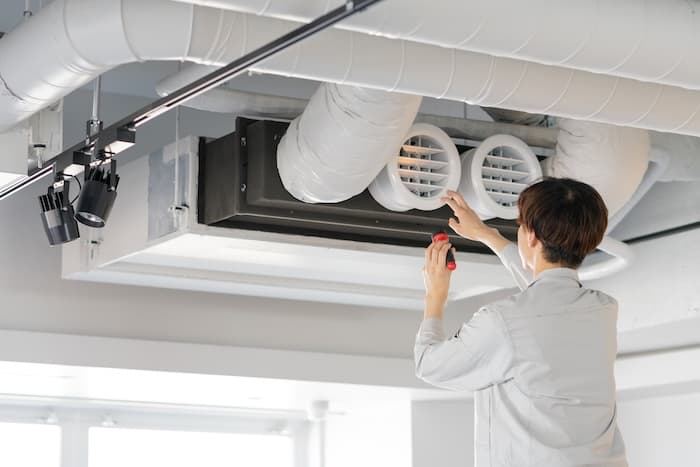 エアコンが動かないときの確認方法と入替工事が必要なパターンを解説