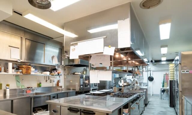 厨房用エアコンとは?業務用の設置方法や換気ダクトについて解説