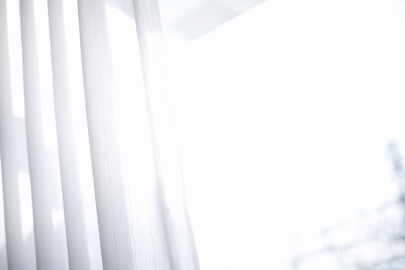 窓開け換気は開口幅とカーテンの活用で花粉を遮断