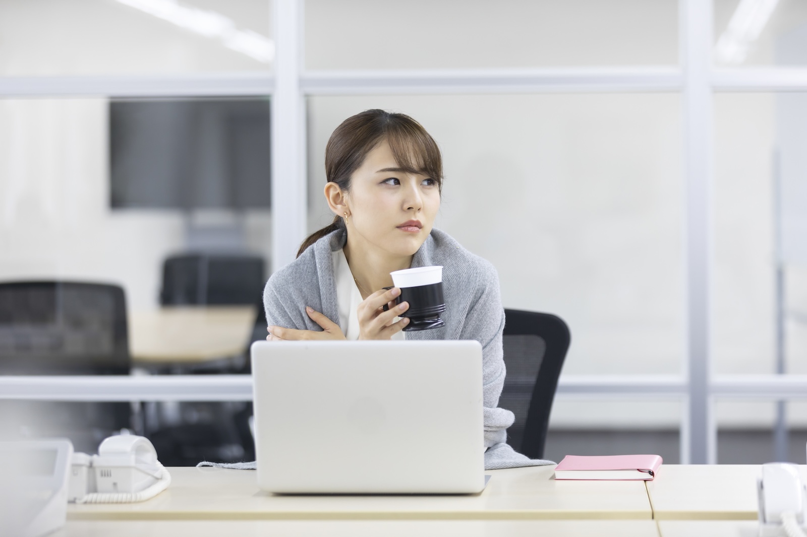 オフィスのエアコンが寒すぎる!空調設備の設置箇所やオフィスレイアウトについて解説