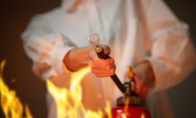 飲食店の排気ダクト火災はなぜ起こる？グリスフィルター清掃と消防法上の注意点を徹底解説
