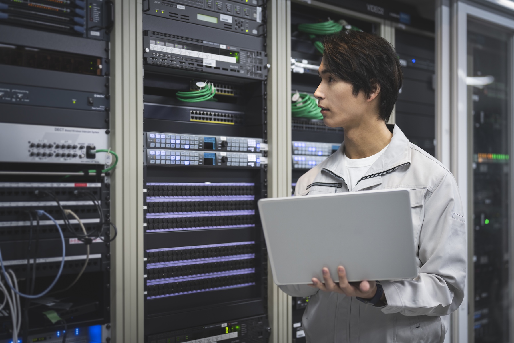 オフィスのサーバー室に最適な空調とは？温湿度管理の基準と失敗しない工事のポイント