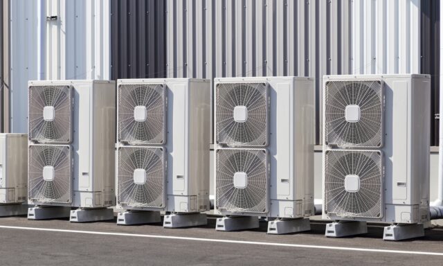 業務用エアコンの室外機騒音トラブルを防ぐには？法的根拠と自治体条例、設置時の対策を解説
