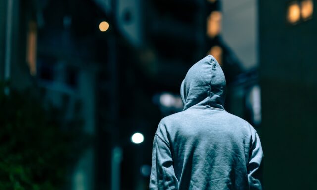 業務用エアコン室外機の盗難が急増中！金属盗対策法・古物営業法改正と今すぐできる防犯対策を解説